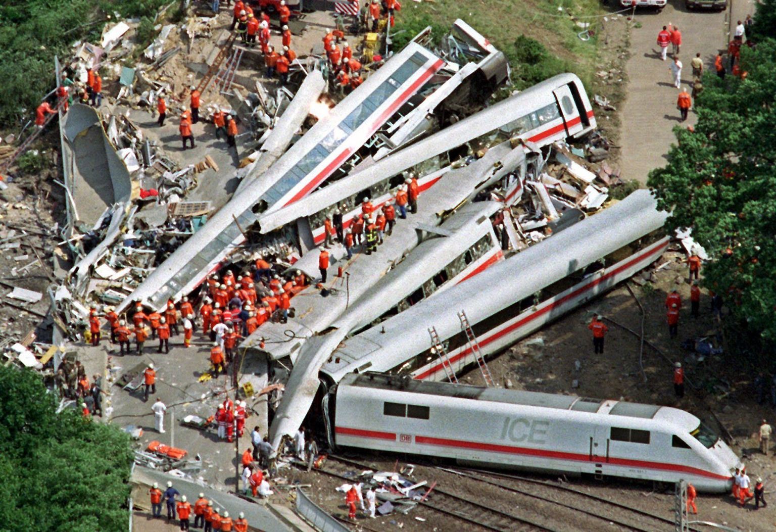 Als gegen Mittag des 3. Juni 1998 die ersten Luftaufnahmen über die Fernsehschirme flackern, ist das Ausmaß der Katastrophe schnell zu erahnen.