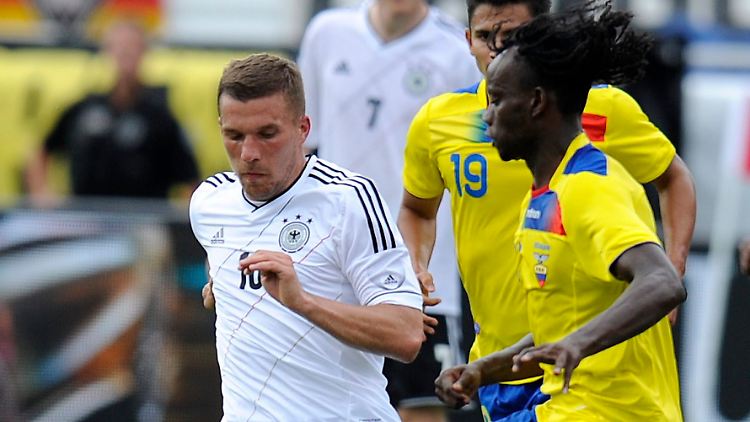 An Klinsmann vorbei: Lukas Podolski.