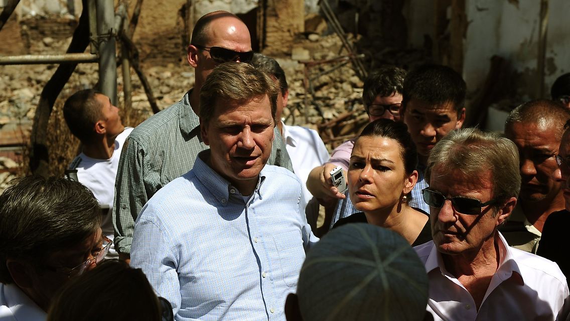 Guido Westerwelle bei seinem Besuch in der Stadt Osch, wo die Unruhen im April ausgebrochen waren.