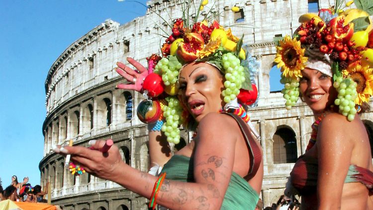 Bunt kostümiert ziehen zwei Drag-Queens auf einer Schwulen- und Lesbenparade am römischen Kolosseum vorbei.