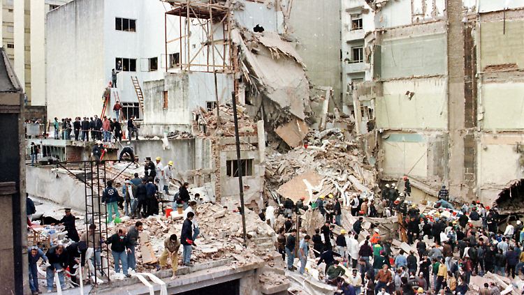 Das zerstörte Gebäude des jüdischen Wohlfahrtsverbandes AMIA nach dem Anschlag 1994, bei dem 85 Menschen ums Leben kamen.