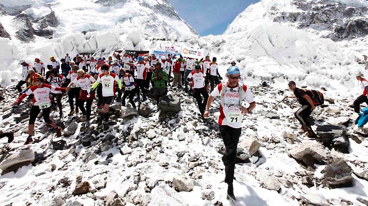 In 5364 Metern Höhe startete der Marathon, die schwangere Ang Dami Sherpa holte den Sieg.