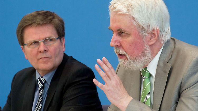 AWO-Chef Stadler und der Entwicklungspsychologe Strätz stellen in Berlin die Studie vor.