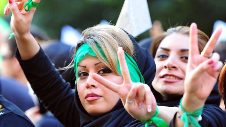 Ein Bild aus 2009: Iranische Frauen mit den grünen Bändern der Opposition. US-Technik soll 2013 bei der Organisation des Widerstands helfen.