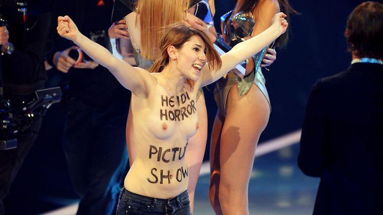 An den Anblick nackter Haut ist man bei "GNTM" gewöhnt, doch die Brüste der Femen-Aktivistin bringen Heidi Klum kurz aus der Fassung.