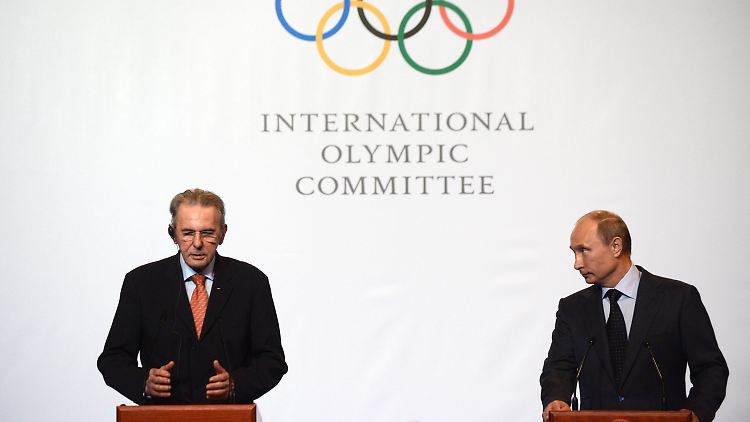 Putin - hier mit IOC-Präsident Rogge - soll von den olympischen Immobiliengeschäften profitiert haben.