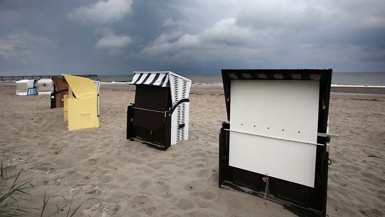 Dunkle Wolken über Heiligendamm: Sommerferien an der Nord- oder Ostsee verlocken derzeit nicht.