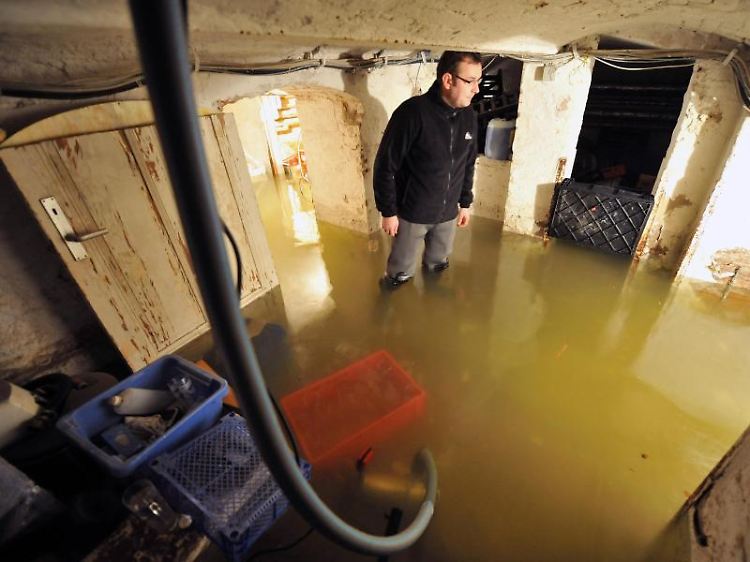 Nach einem Hochwasser machen sich Betroffene manchmal so schnell es geht ans Aufräumen. Erwarten sie Geld von der Versicherung, sollten sie aufpassen, dass sie dabei keine Beweise vernichten.