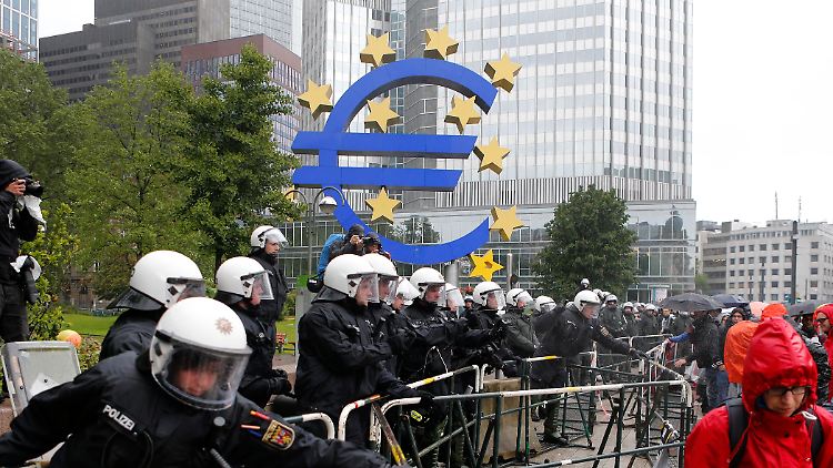 Gerangel im Regen: Mit viel Personal sperrt die Polizei die Zentrale der Zentralbank ab.