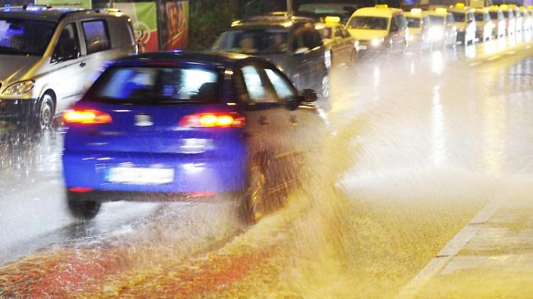 Aquaplaning: Das Auto verliert den Griff und "schwimmt" auf der Straße. 