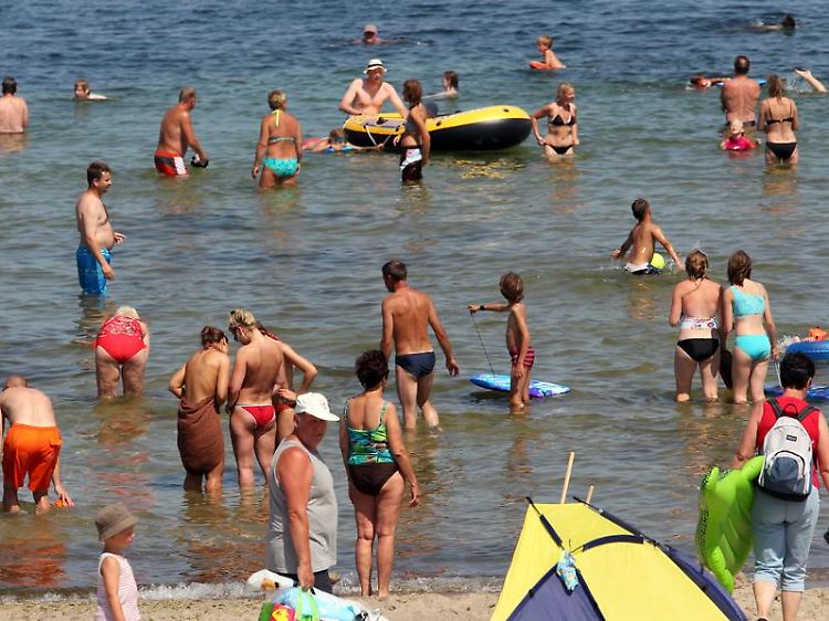 Schlechtes Wetter, überhöhte Preise, schmutziges Hotel - darüber ärgern sich viele Urlauber. Für fünf Prozent ist auch der mitreisende Partner ein Ärgernis.