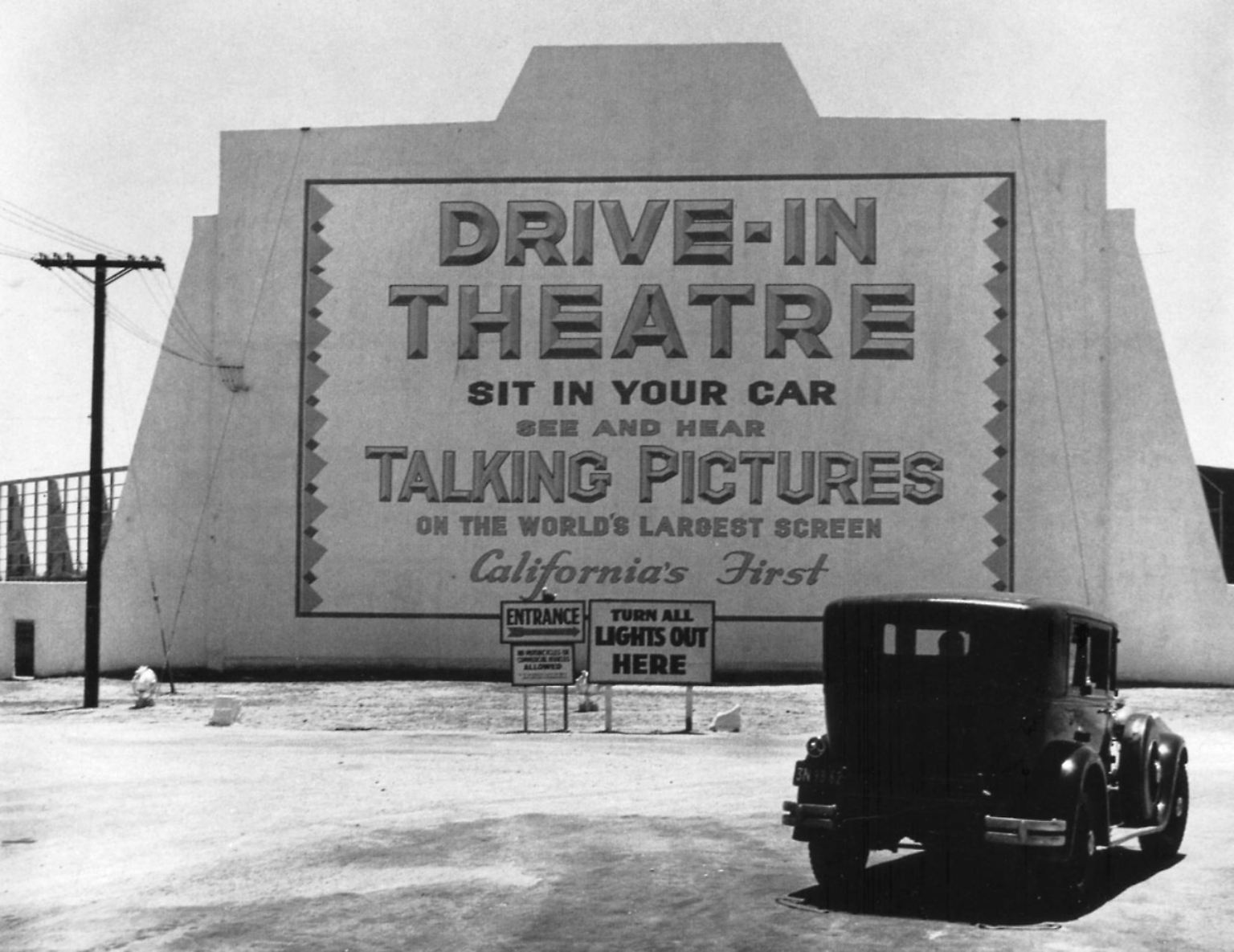 Vor 80 Jahren, am 6. Juni 1933, wurde in Camden, im US-Bundesstaat New Jersey, das erste Autokino eröffnet. Allerdings hatte dieses erste Drive-in-Theater wenig mit dem zu tun, was in den 1950er Jahren zu den goldenen Zeiten des Autokinos wurde.