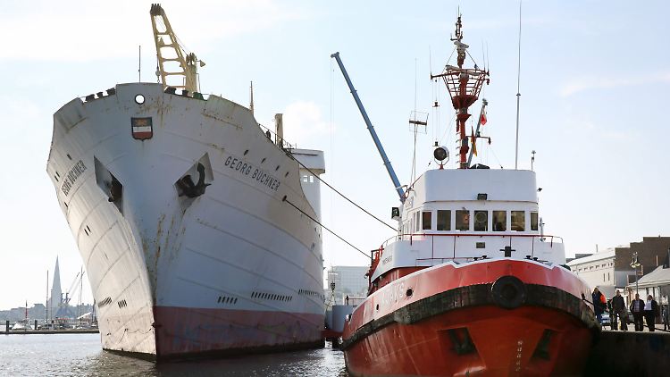 Das ehemalige Hotelschiff "Georg Büchner" am 27. Mai 2013 im Rostocker Stadthafen. Der Schlepper (rechts im Bild) sollte es nach Litauen bringen.