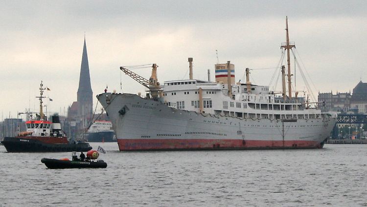 Die "Georg Büchner" wird abgeschleppt.