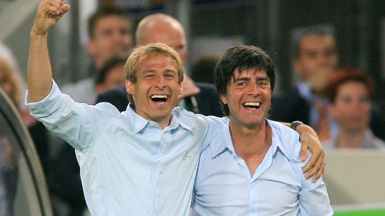 Bundestrainer Jürgen Klinsmann (l.) und sein damaliger Co-Trainer Joachim Löw bei der WM 2006 in Stuttgart. Beide jubeln über den dritten Platz nach dem Spiel Deutschland gegen Portugal.
