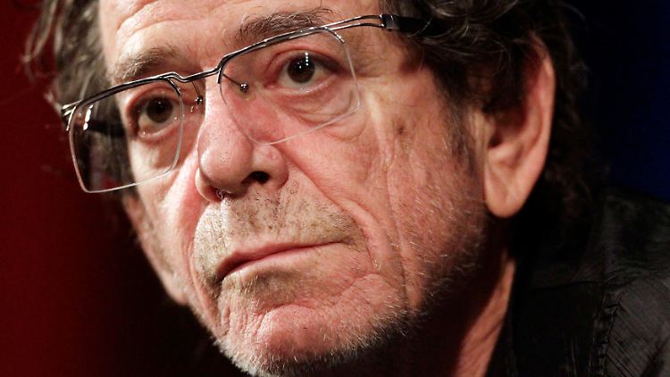Lou Reed ist neben John Cale eines der Gründungsmitglieder der von Andy Warhol inspirierten Band The Velvet Underground.