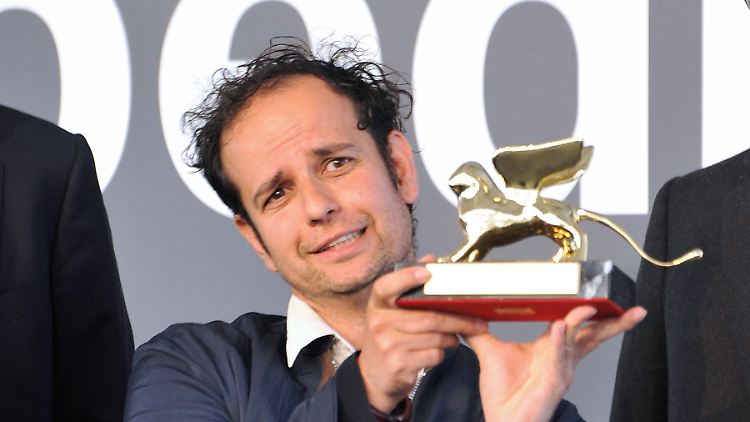 Tino Sehgal posiert mit dem "Goldenen Löwen", dem "Golden Lion" für den besten Künstler in der Internationalen Ausstellung.