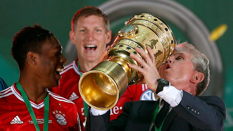 Jupp Heynckes mit dem DFB-Pokal. Der hatte dem Münchner Erfolgstrainer noch einer Vitrine gefehlt.