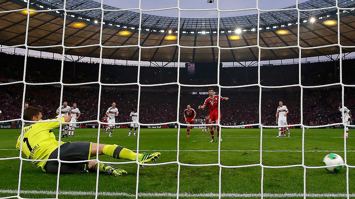 Zur Ausführung trat Thomas Müller an. Der Münchner wartete, bis Ulreich sich für die linke Ecke entschieden hatte, ...
