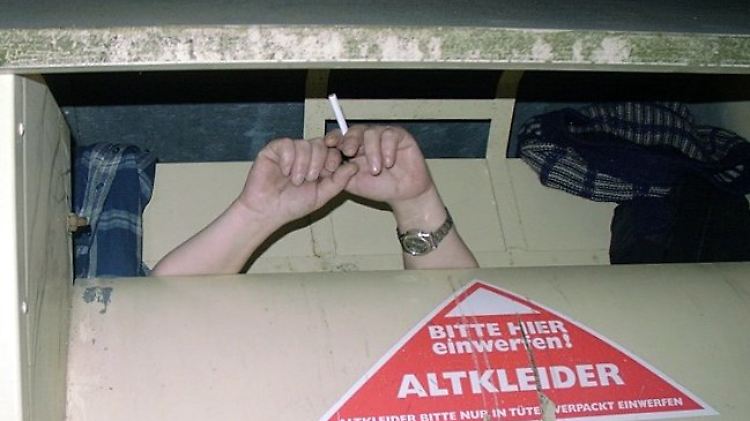 Ein Dieb in einem Altkleidercontainer.