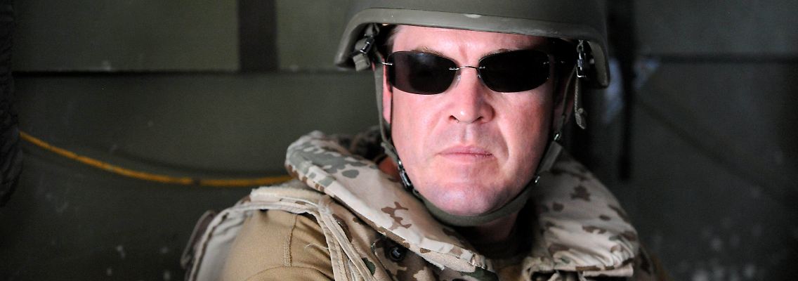 Karl Theodor zu Guttenberg besucht die Bundeswehrsoldaten des ISAF Einsatzkondingents in Afghanistan.