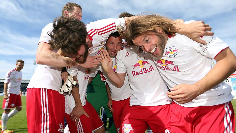 Der Leipziger Bastian Schulz (l-r), Henrik Ernst und Sebastian Heidinger feiern den Aufstieg in die 3. Bundesliga.