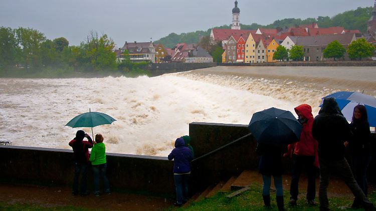 Das historische vierstufige Altstadtwehr in Landsberg am Lech, normalerweise ein idyllisches Fotomotiv, gleicht einem tosenden Wasserfall.