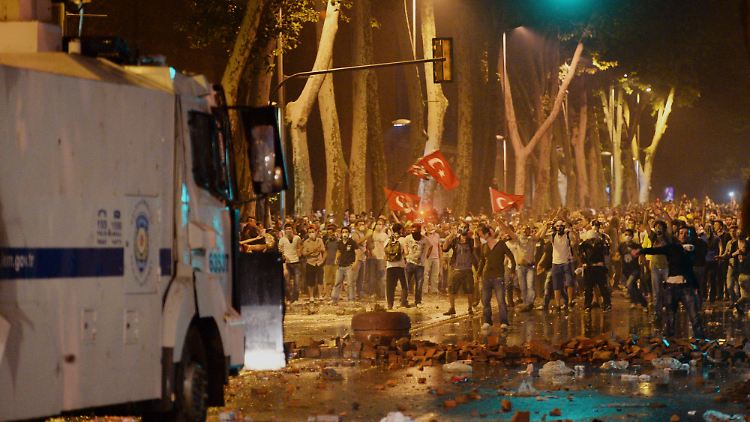 Zehntausende wütende Bürger demonstrieren bis in die Nacht, während die Polizei Wasserwerfer und Tränengas einsetzt.