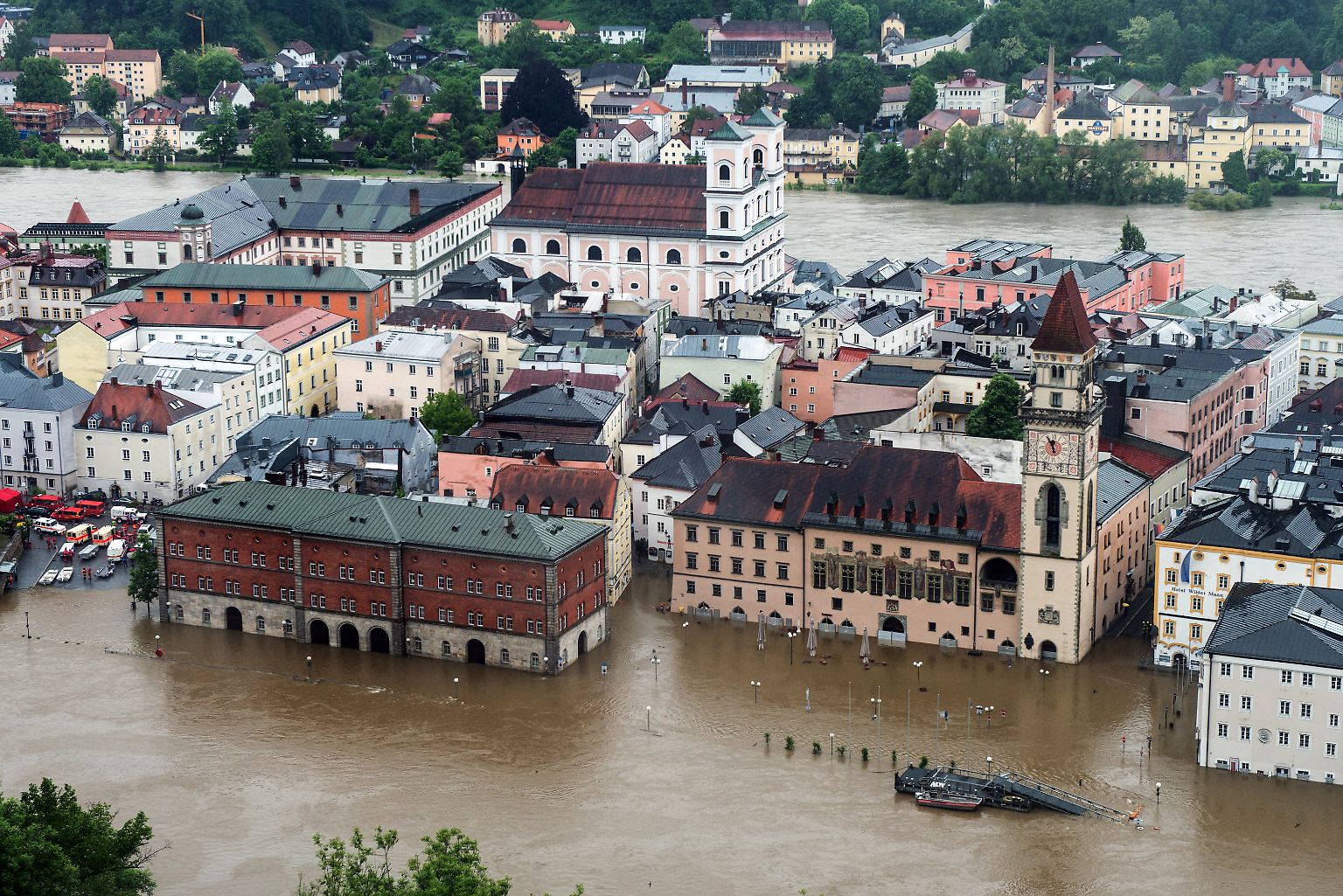 Land unter in Passau: Anwohner und Ladenbesitzer klagen, dass so ein Hochwasser für die Dreiflüssestadt nicht vorhergesagt wurde. In der Nacht zum Sonntag steigt der Wasserstand binnen weniger Stunden rapide an - weite Teile der Altstadt sind überflutet. Mittlerweile sind Strom- und Wasserversorgung in der Innenstadt abgestellt. 