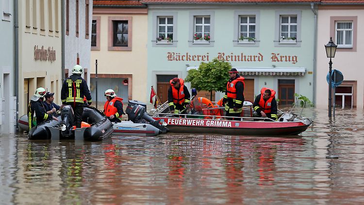 Rettungskräfte bringen Einwohner von Grimma in Sicherheit.