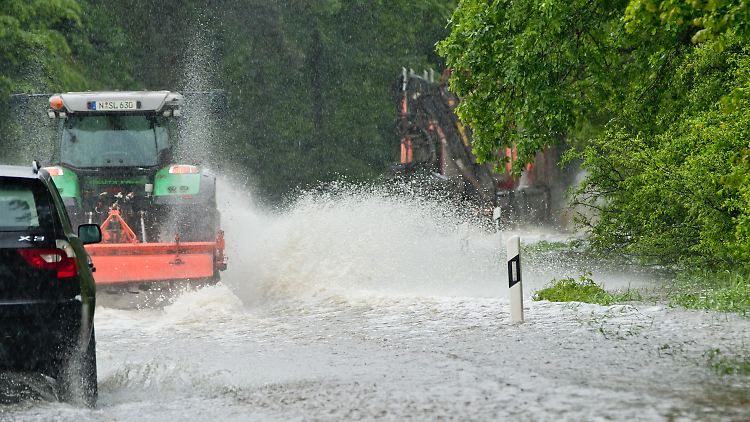 Der Regen überschwemmt zahlreiche Straßen.