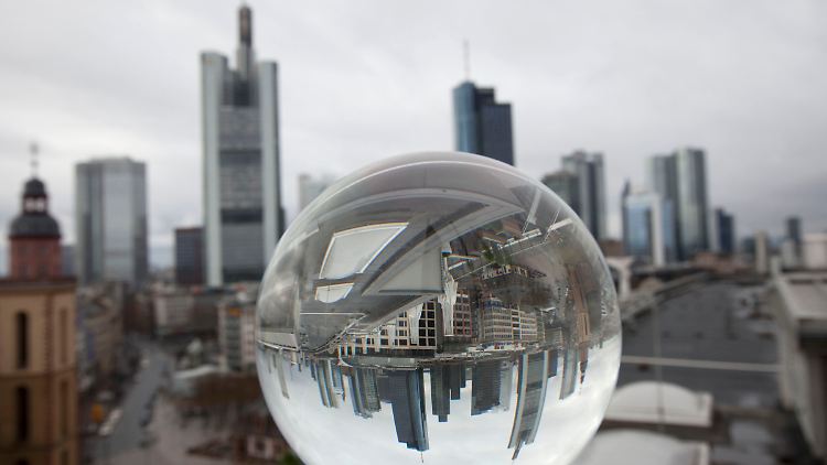Die Glaskugel des IWF sagt für Deutschland ein schwächeres Wirtschaftswachstum voraus als bisher gedacht . Der Währungsfonds lobt aber auch die deutsche Finanzpolitik.