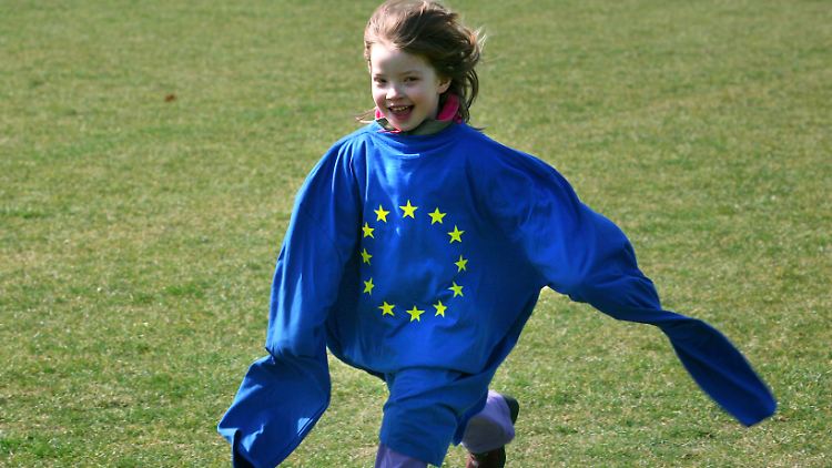 Laura aus Lettland im EU-T-Shirt. Was hier noch zu groß aussieht, soll jetzt passen - der baltische Staat ist laut EU jetzt groß genug.