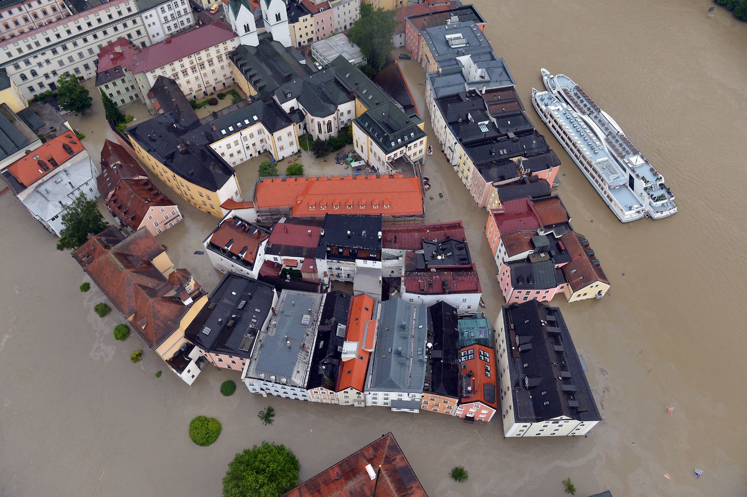 Eigentlich ist Passau die Bedrohung durch Hochwasser gewohnt. Schließlich liegt die Stadt am Zusammenfluss von Donau, Inn und Ilz. Doch die Wassermassen, denen sich die Stadt in diesem Jahr ausgesetzt sieht, sind sogar für die Dreiflüssestadt außergewöhnlich. 