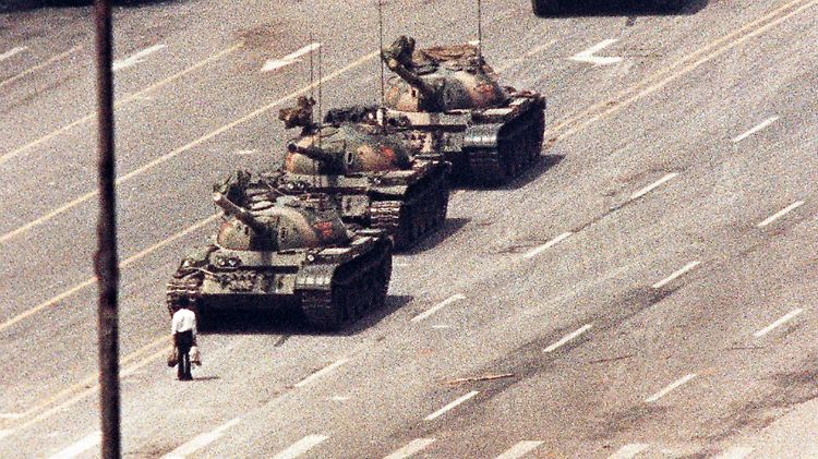 Das Foto des "Tank Man", der in eine Geste zivilen Ungehorsams die Weiterfahrt der Panzer blockiert, ging damals um die Welt.