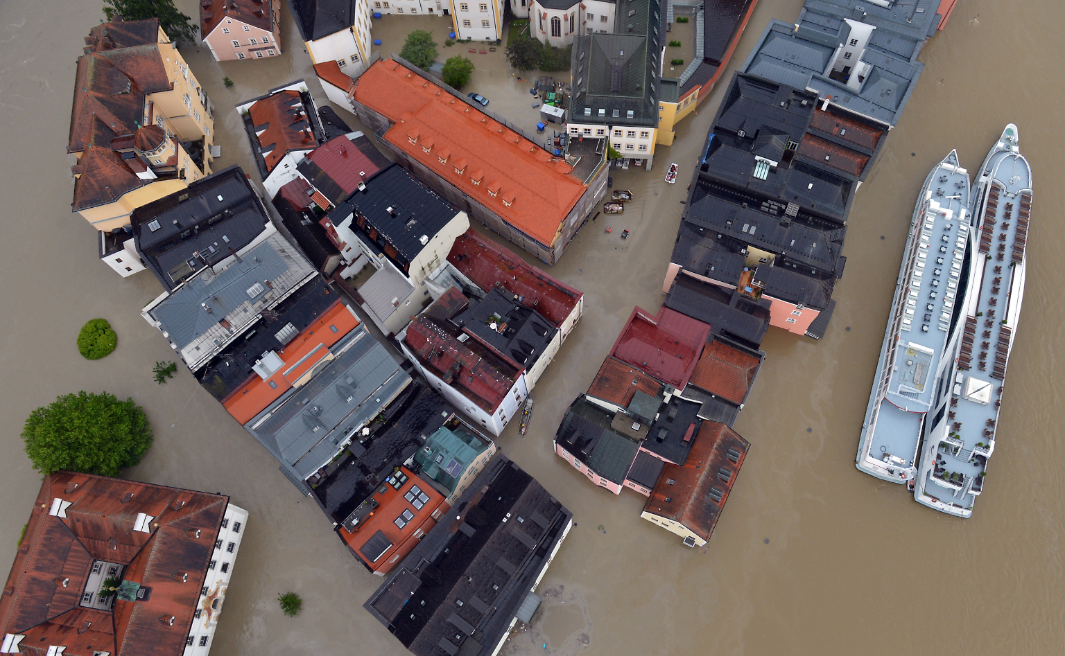 Wo endet der eine Fluss, wo beginnt der nächste? Am Passauer Dreiflüsseeck, dem Zusammenfluss von Inn und Donau, tritt das Wasser besonders stark über die Ufer. Mit 12,89 Metern liegt es mehr als doppelt so hoch wie im Durchschnitt. 
