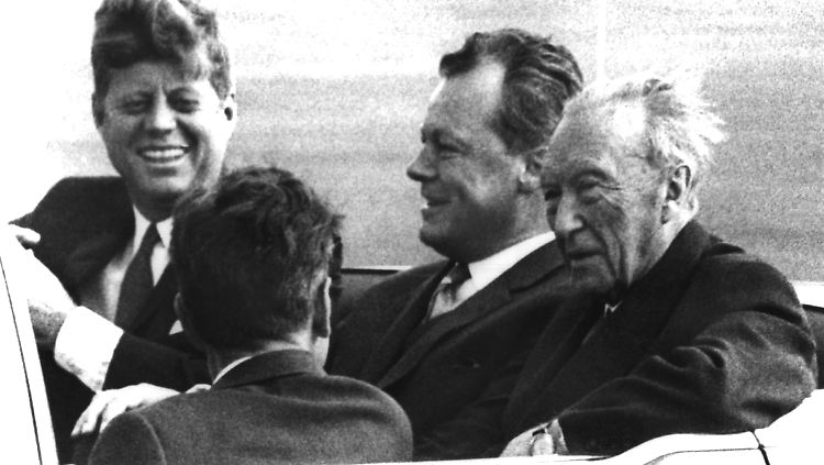 Juni 1963: In einem offenen Wagen fahren Konrad Adenauer, Willy Brandt und John F. Kennedy durch Berlin.
