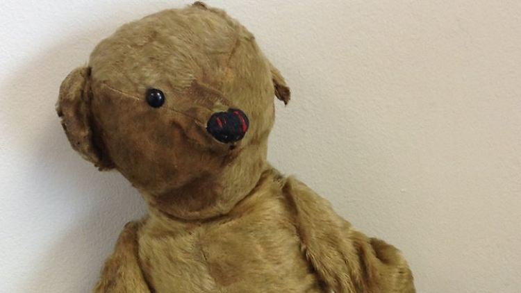 Seit einem Jahr sitzt der Teddy im Flughafen von Bristol.