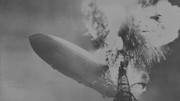 Lakehurst bei New York am 6. Mai 1937: Der Rumpf des Luftschiffs LZ 129 "Hindenburg" fängt bei der Landung auf den Luftschiffhafen Feuer. Insgesamt 36 Passagiere und Besatzungsmitglieder kommen bei der Katastrophe ums Leben. Der 100 Tonnen schwere, zu seiner Zeit weltgrößte Zeppelin brennt bis auf das Gerippe aus.