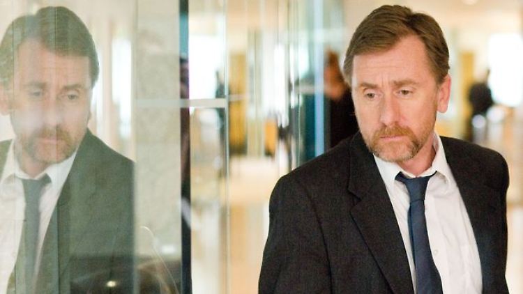 Detective Bryer (Tim Roth) hat genug davon, dass die Wall-Street-Haie davon kommen, weil sie bei CNBC auftreten.