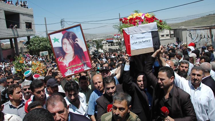 Begräbnis der TV-Korrespondentin Yara Abbas in Homs. Die Journalistin war zuvor im umkämpften Kusseir ums Leben gekommen.