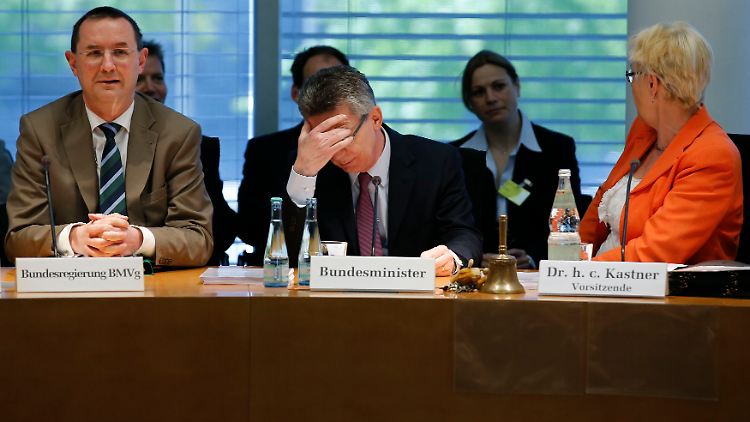 Verteidigungsminister de Maizière im Verteidigungsausschuss des Bundestags.
