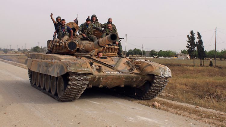Syrische Regierungstruppen feiern die Rückeroberung Kusseirs.