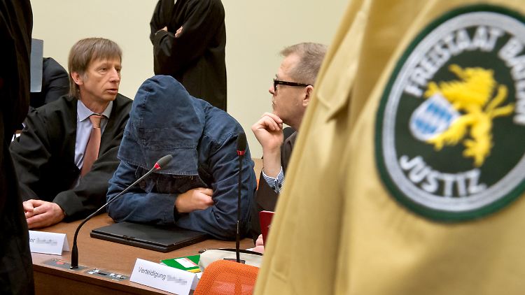 Carsten S. am sechsten Verhandlungstag zwischen seinen Anwälten.