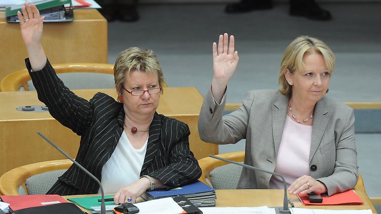 Ministerpräsidentin Hannelore Kraft und ihre grüne Stellvertreterin Sylvia Löhrmann (l) im Landtag.