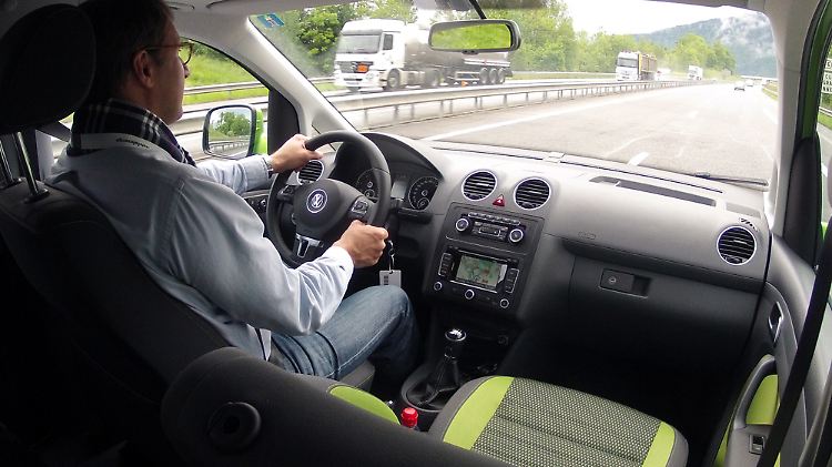 Farbtupfer: Im Cross Caddy sorgen zweifarbige Bezüge für optische Abwechslung.