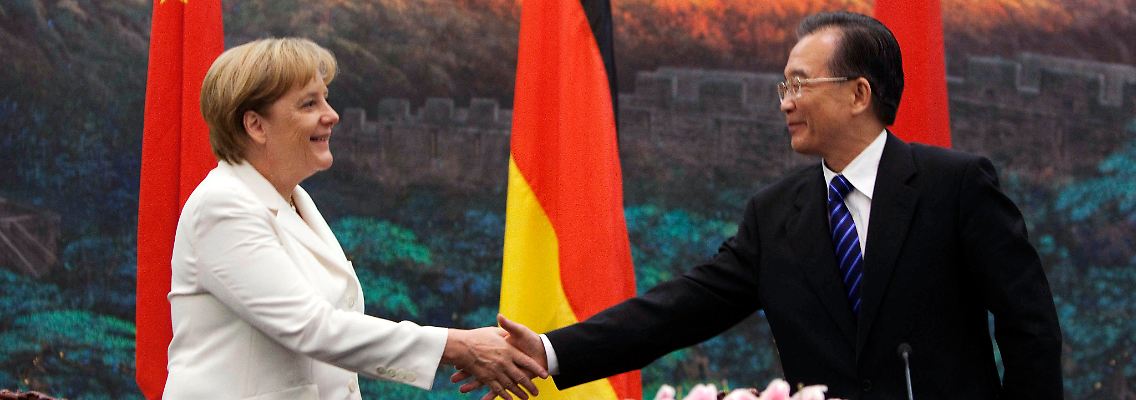 Kanzlerin Merkel und Chinas Premierminister Jiabao machen eine gute Figur beim richtigen Händeschütteln.