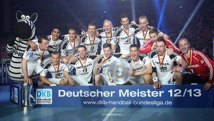 Gruppenbild mit Zebra: Der THW Kiel nimmt die Meisterschale entgegen.