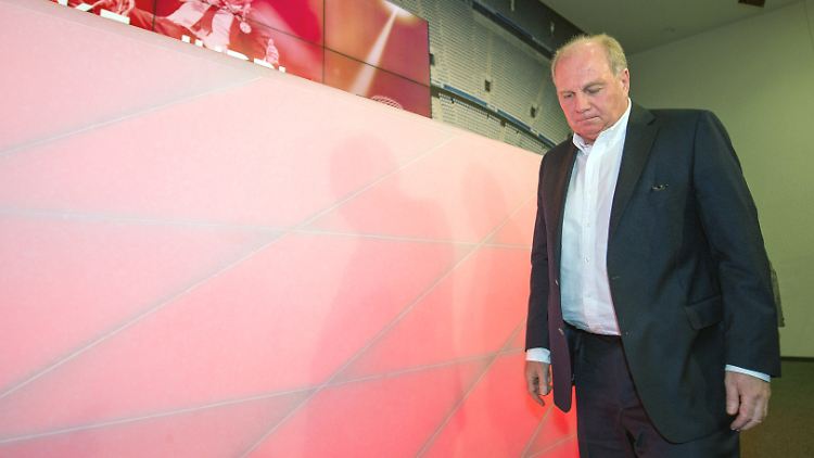 Uli Hoeneß kann sich nur etwas verkniffen über die drei Titel seiner Bayern freuen.