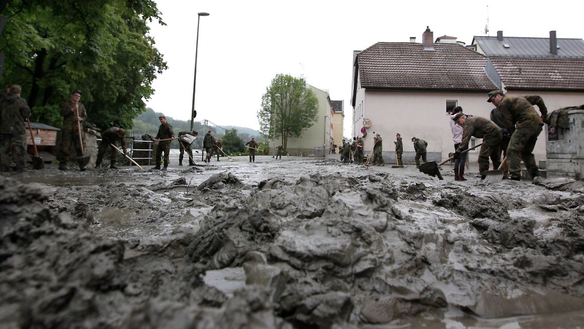 Dicker Schlamm überzieht große Teile der Stadt. Darin findet sich alles, ...